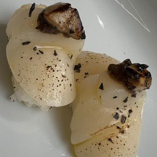 Nigiri de vieira con foie y trufa (2p.) 
