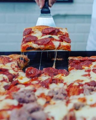 Trozos De Pizza De Salami picante  (15 X 13 Cm. Aprox.)