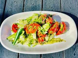 Კიტრი პომიდვრის სალათი ნიგვზით