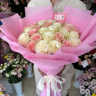 Букет �� 33 бр. Бели и Розови рози #324