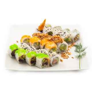 146-California de salmón, atún, pollo frito, gamba frita, surimi y vegetal