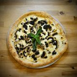 Pizza Blanca Trufa Y Champiñones (33 Cm.)