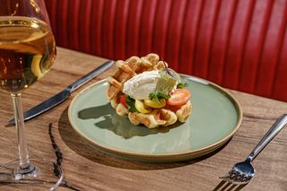 მჭადის ვაფლი გუდის ყველის მუსით და პომიდვრით