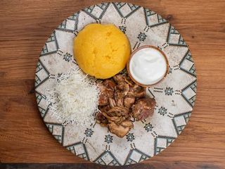 Токана із курячого стегна з традиційною мамалигою, сметаною та витриманою бринзою (300г)