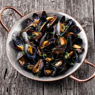 Impepata di cozze, con aglio, prezzemolo e pepe