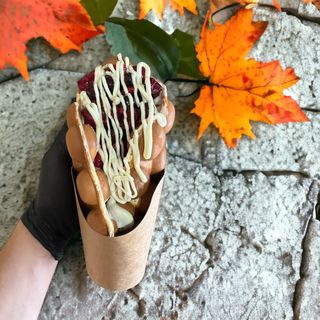 Bubble Waffle cu Nutella, banane, fructe de padure, topping 