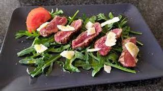 Tagliata di  manzo con rucola e Grana Padano 