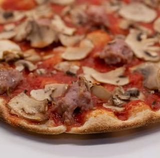 Funghi rossa e salsiccia