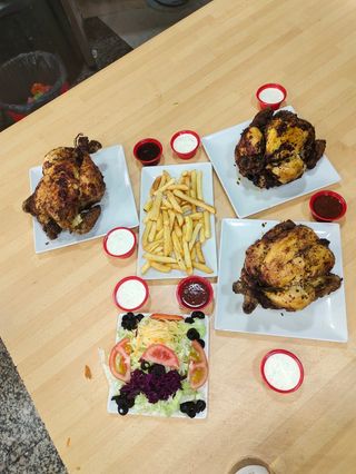 3 Pollo A L'Ast Entero Con Ensalada Verde Y Croquetas De Pollo