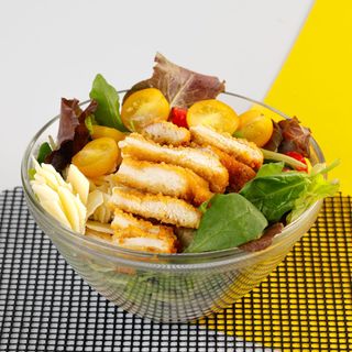 Insalata con pollo croccante