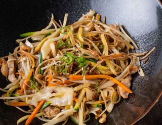 40. Soba con pollo e verdure