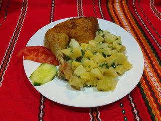 Пилешко бутче с гарнитура картофена салата (450г)