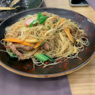 42. fideos de arroz con carnes y verduras orientales en salsa soja