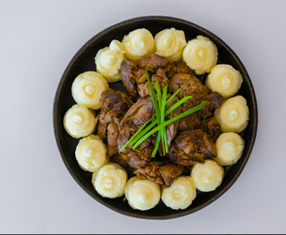 Ficatei de pui la tigaie pe pat de piure de cartofi