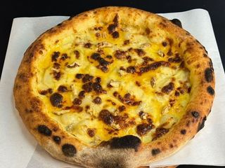 Піца Сирна з грушею та медом