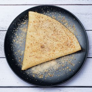 Slatka palačinka sa šećerom i orasima