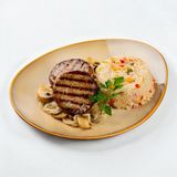 Котлета из индейки и жареными грибами