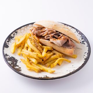 Montadito de mechada con mojo picón