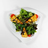 Зеленый салат с жареной брынзой