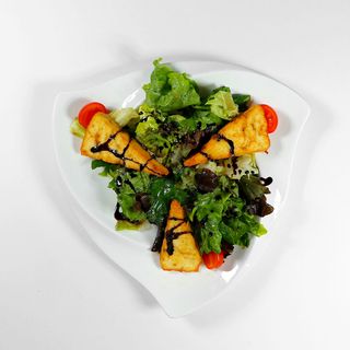 Зеленый салат с жареной брынзой