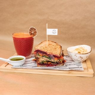 Combo Pana Sandwich + Zumo Mediano