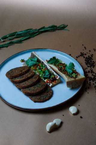 Мозговая кость с овощной сальсо.