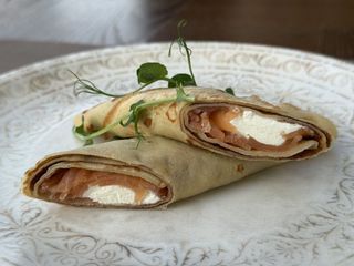 Млинці зі слабосоленою сьомгою та буко (100g)