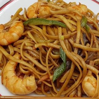 34. Tallarines fritos con gambas y verdura