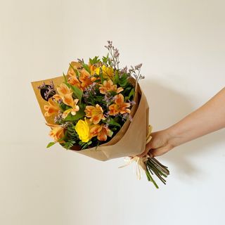 Ramo de Rosas Amarillas y Astromelia Naranja "Sarang"