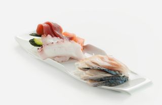 Sashimi salmón, atún y pez mantequilla (9 piezas)