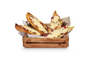 Чесночный хлеб с салями и сыром (250г)