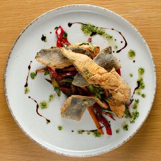 Филе от хрупкава пъстърва със зеленчуци