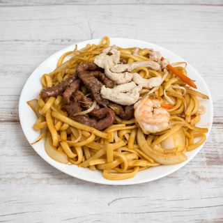 Tallarines Fritos Con Tres Delicias