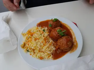 Lulas grelhadas com batata cozida e salada