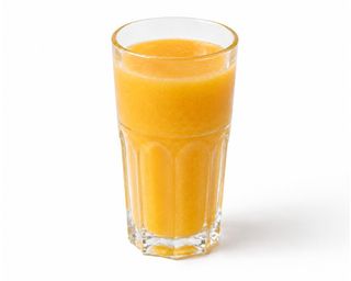 Sumo de banana, manga e laranja