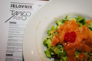 Salata sa dimljenim lososom