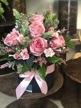 ხელოვნური ყვავილების კომპოზიცია