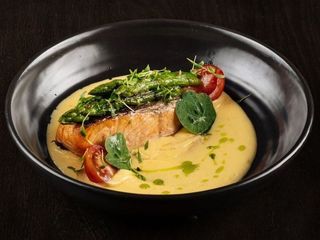 Стейк лосося з лимонним голандезом та спаржею (250g)