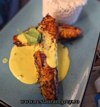 File de somon în crustă ierburi şi sos de lămâie