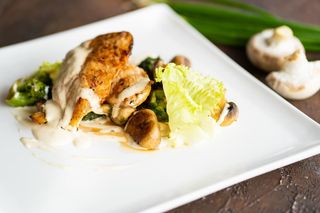 Куриное филе с грибами и брокколи 