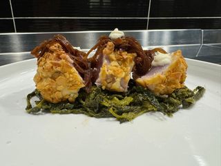 Tonno in crosta, friarielli e cipolla caramellata