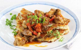 Placki ziemniaczane w sosie węgierskim ze śmietaną