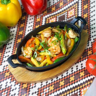 Креветки с овощами в кисло-сладком соусе