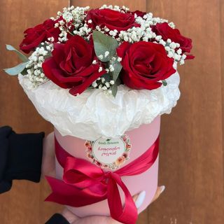 ვარდები მუყაოს ყუთში