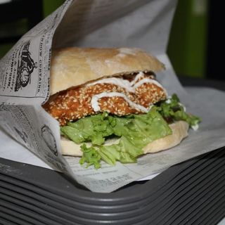 Pileći file u sezamu i lepinja