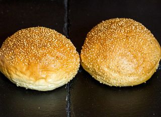 Бяла питка със сусам (80г)