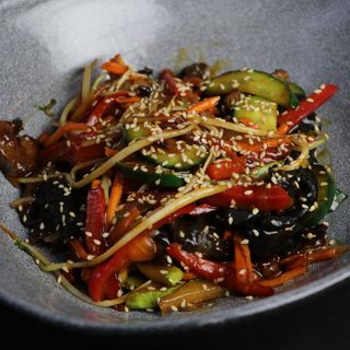 Теплый тайский салат