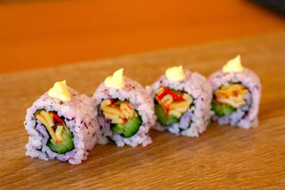 Суши Урамаки чука ика с юкари ориз (4бр-85г)