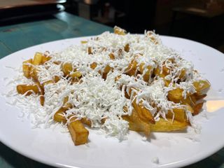 Пържени домашни картофки със сирене (300г)