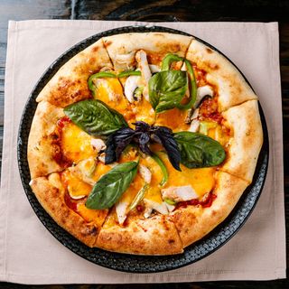 Пицца цыпленок с белыми грибами